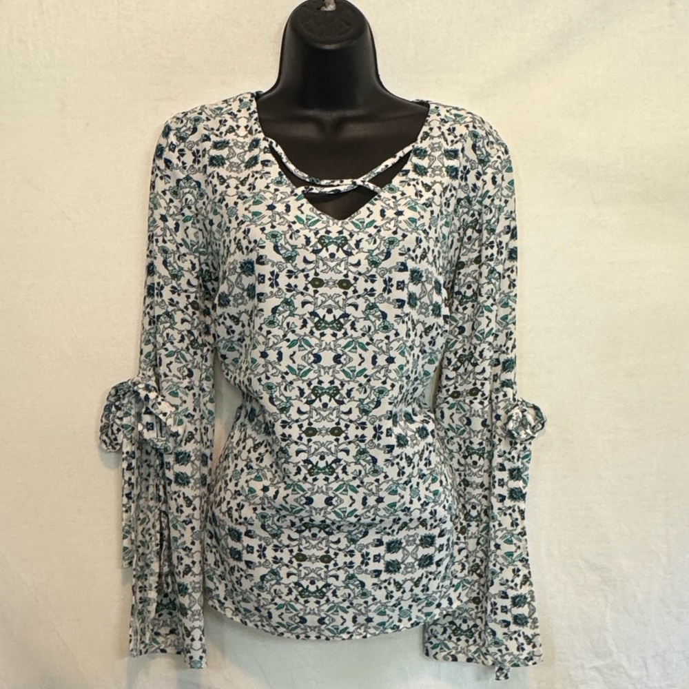 A-10 New‎ Directions White & Blue Floral Long Sleeve Blouse Size S